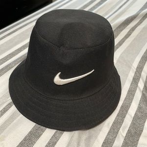 Black Nike bucket hat